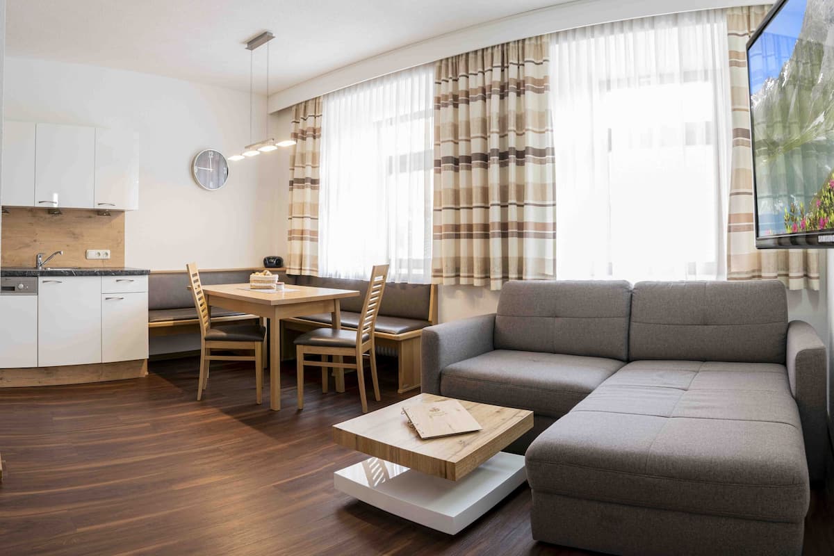 Un espacio habitable moderno con cocina, comedor y zona de estar.