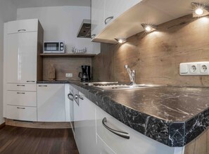 デラックス アパ�ートメント 2 ベッドルーム マウンテンサイド | 専用キッチン | コンロ、調理器具と食器