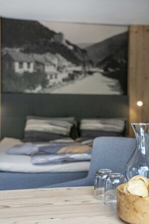 デラックス ダブルルーム パティオ マウンテンビュー | 低刺激性寝具、遮光カーテン、WiFi (無料)、ベッドシーツ