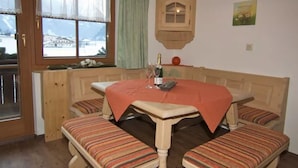 Apartment, 2 Schlafzimmer, Balkon | Essbereich im Zimmer