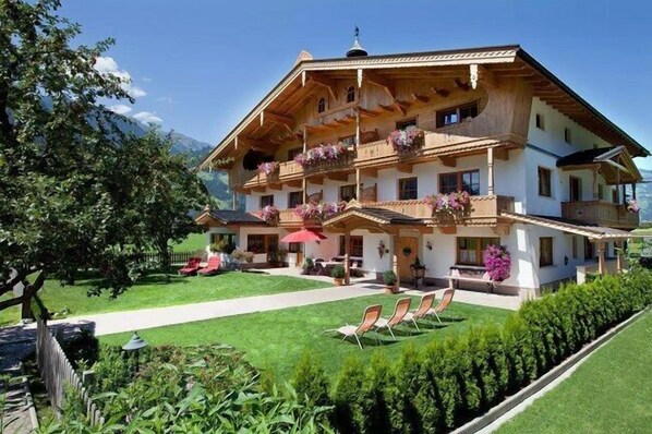 المنشأة من الخارج