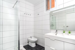 Een douche, een haardroger, shampoo