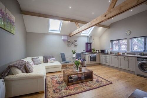 HEREFORDSHIRE – Little Oak: Charming Rural Cottage, Sleeps 2, Cozy Getaway