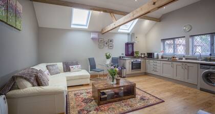 HEREFORDSHIRE – Little Oak: Charming Rural Cottage, Sleeps 2, Cozy Getaway