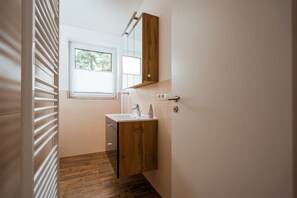 Een douche, een haardroger, handdoeken, zeep