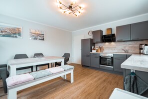 Fridge, microwave, oven, stovetop - Haus Seeweg Geierswalde - Apartment 3 (Elsterheide)