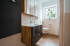 Douche, sĂšche-cheveux, serviettes fournies, savon