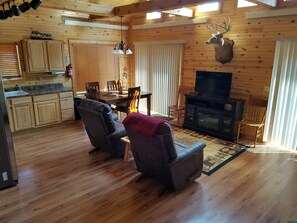 Flat-screen TV, fireplace, DVD player, books - Serenity Pines in Boulder Canyon (Sturgis)