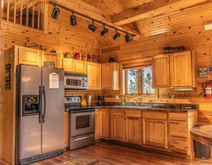 Fridge, microwave, oven, stovetop - Serenity Pines in Boulder Canyon (Sturgis)
