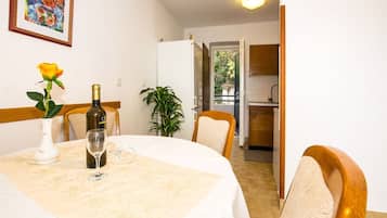 Apartment, 1 Schlafzimmer | Essbereich im Zimmer