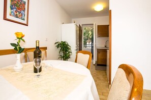 Apartment, 1 Bedroom | In-room dining