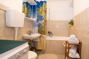 Appartement, 1 chambre | Salle de bain | Douche, séchoir à cheveux, serviettes fournies, savon