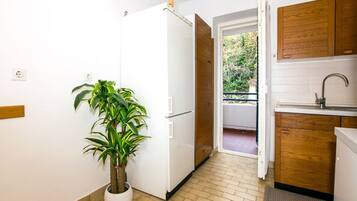 Lejlighed - 1 soveværelse | Privat køkken | Køleskab/fryser i fuld størrelse, ovn, kogeplade, elkedel