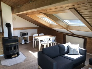 Living area - Ferienwohnung Nimscholz für 2 Personen mit Balkon, 48m² (Chieming)