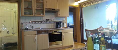 ثلاجة، ميكروويف، فرن، موقد طهي مسطح