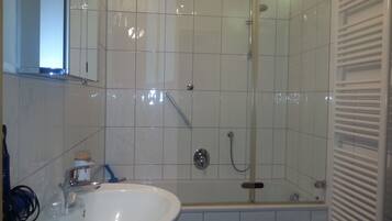 Combined shower/tub, hair dryer, bidet, towels