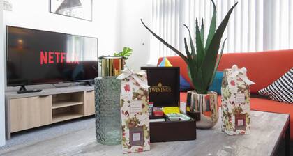 Tudors eSuites 4 Bedroom House with Garden & 9 Beds