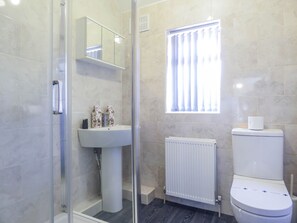Casa, 4 habitaciones | Baño | Regadera, amenidades de baño gratuitas, secadora de cabello, toallas 