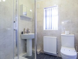 Dusche, kostenlose Toilettenartikel, Haartrockner, Handtücher