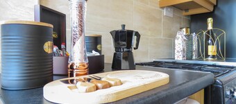 Tudors eSuites 4 Bedroom House with Garden & 9 Beds