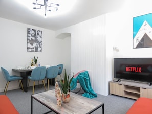Nhà, 4 phòng ngủ | Khu phòng khách | Smart TV, Netflix, dịch vụ stream 