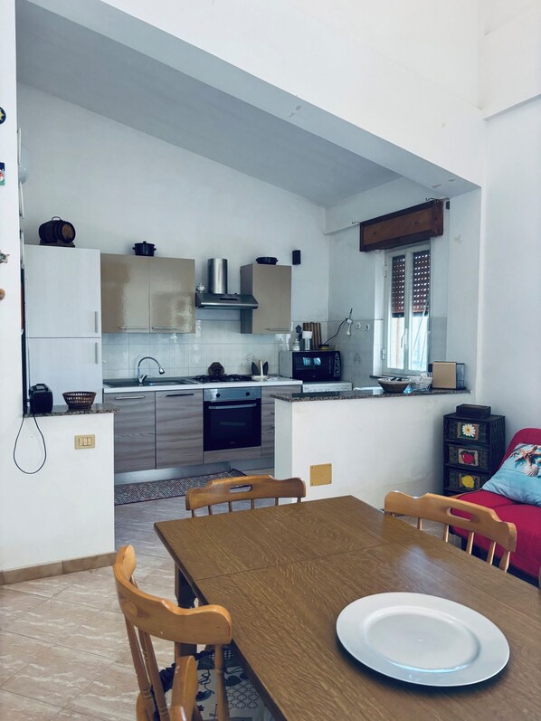Réfrigérateur, four, plaque de cuisson, cafetière/bouilloire