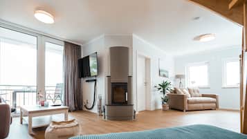 Fernseher, Kamin, Bücher