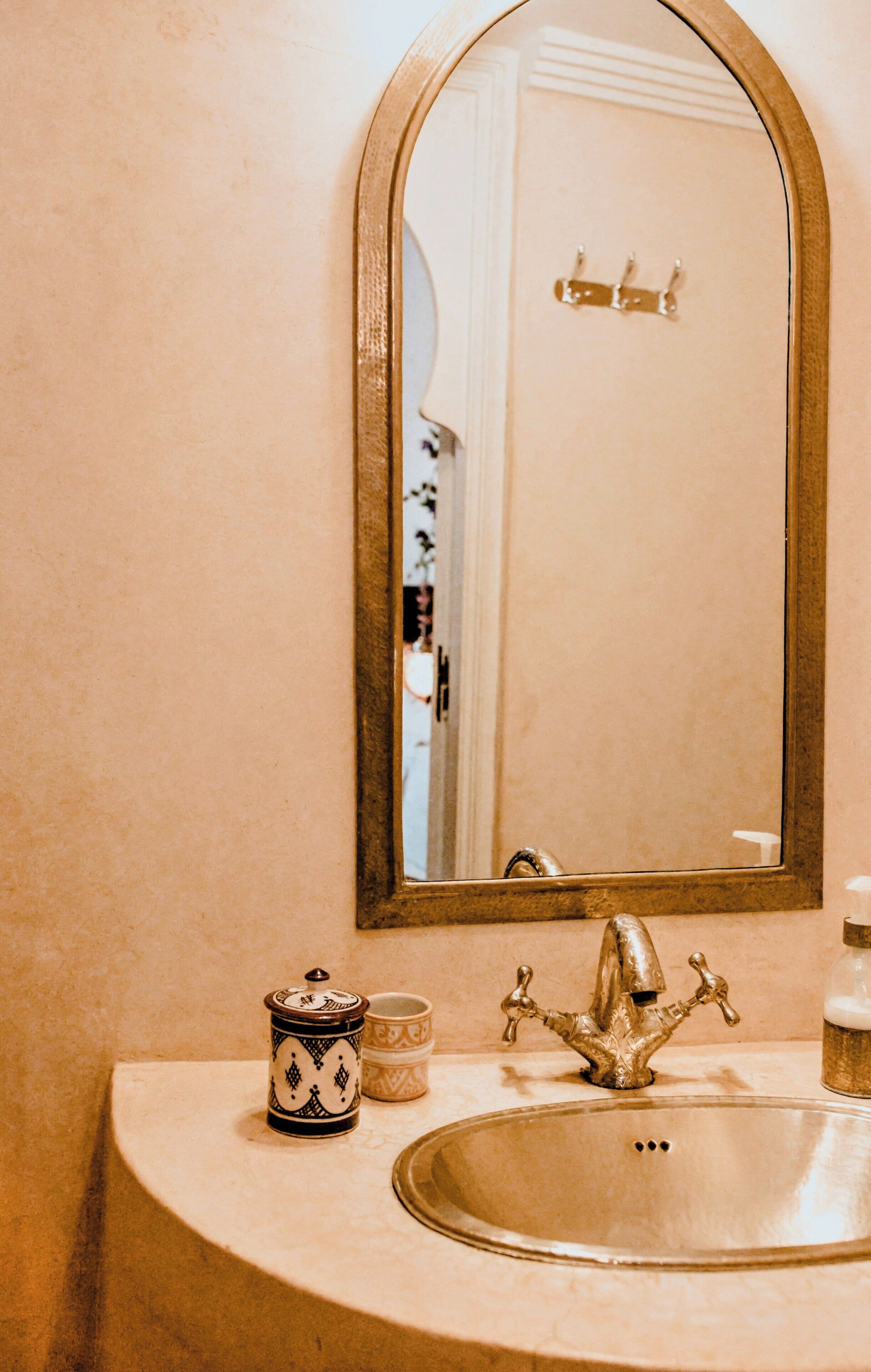 Shower, rainfall showerhead, free toiletries, hair dryer