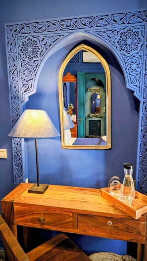 Superior tweepersoonskamer, 1 queensize bed (Princesse Shamso Sabah) | Badkamer | Een douche, een regendouche, gratis toiletartikelen, een haardroger