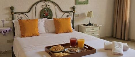 Escritorio, wifi gratis y ropa de cama