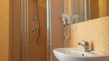 Single Room | Bathroom | Shower, free toiletries, hair dryer, bidet