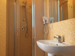 Single Room | Bathroom | Shower, free toiletries, hair dryer, bidet - 6 Keys (Pisa)
