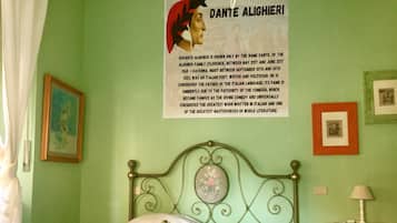 Una scrivania, Wi-Fi gratuito, lenzuola