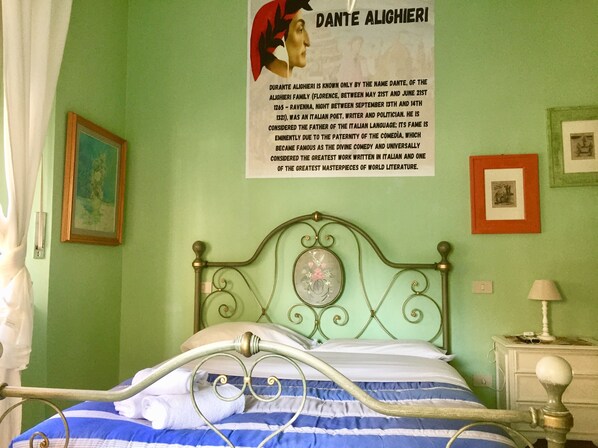 Íróasztal, ingyenes wifi és ágynemű