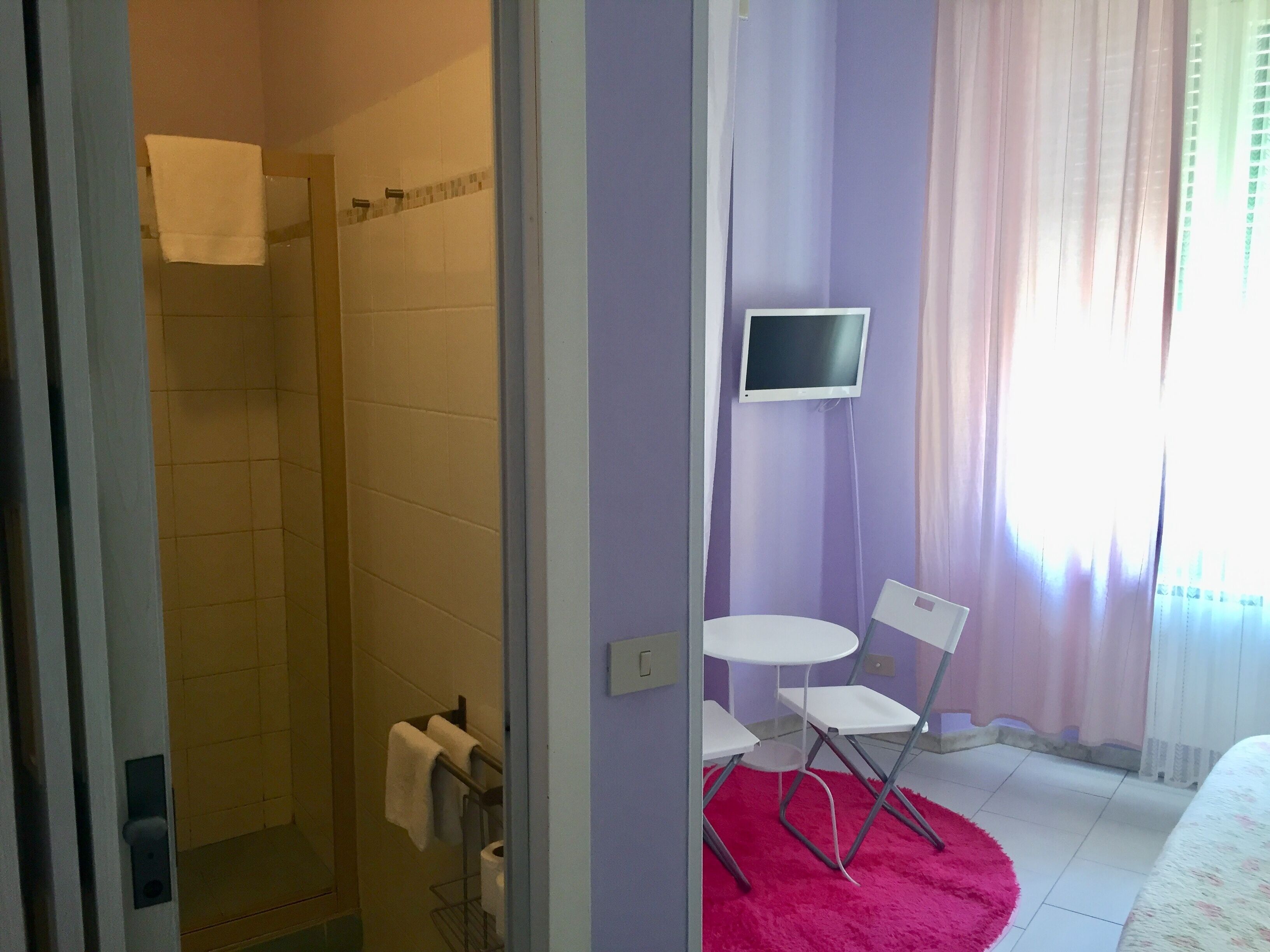 Kahden hengen huone | Kylpyhuone | Suihku, ilmaiset hygieniatuotteet, hiustenkuivaaja, bidee