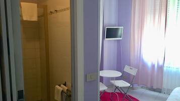 Camera doppia | Bagno | Doccia, set di cortesia gratuito, asciugacapelli, bidet