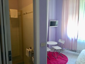 Szoba kétszemélyes ággyal | Fürdőszoba | Zuhanyzó, ingyenes piperecikkek, hajszárító és bidé