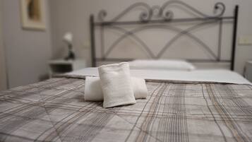 Camera doppia | Una scrivania, Wi-Fi gratuito, lenzuola