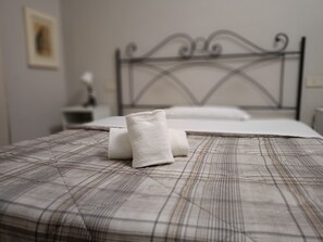 Szoba kétszemélyes ággyal | Íróasztal, ingyenes wifi és ágynemű