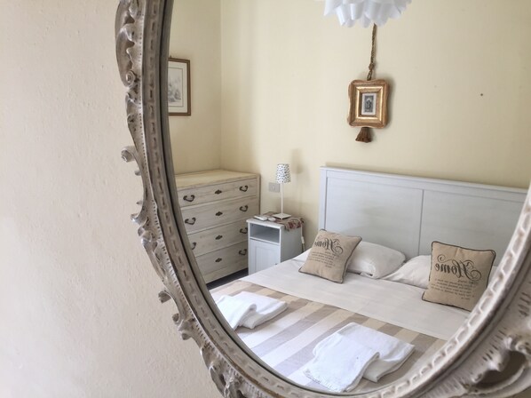 Economy Double Room, Shared Bathroom | Desk, free WiFi, bed sheets - 6 Keys (Pisa)