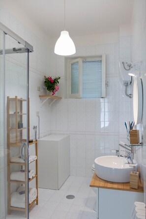 Shower, hair dryer, bidet, towels - Gaia14 - Bright and spacious apartment, perfect for relaxing moments at peace (Salerno)