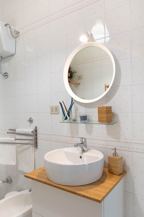 Shower, hair dryer, bidet, towels - Gaia14 - Bright and spacious apartment, perfect for relaxing moments at peace (Salerno)