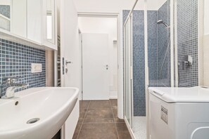Douche, sĂšche-cheveux, bidet