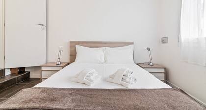 GuestHost - Lovely apartment for 4 people in a completely renovated building, located in a quiet residential area a stone's throw from the historic center of Abano Terme. The flat is 5 minutes away by foot from San Lorenzo Cathedral, 10 minutes away from