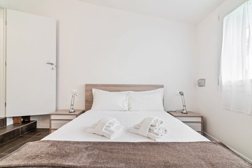 Lovely apartment for 4 people in a completely renovated building, located in a quiet residential area a stone's throw from the historic center of Abano Terme. The flat is 5 minutes away by foot from San Lorenzo Cathedral, 10 minutes away from Piazza Merc