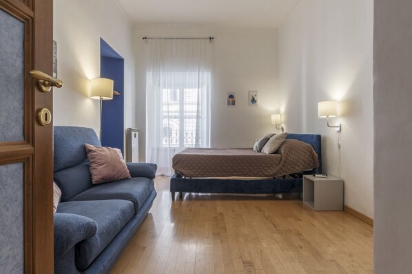 2 bedrooms, WiFi, bed sheets - The quiet apartment is located on the first floor of a characteristic period building with a lift (NOT suitable for the disabled).In 55 square meters of space it accommodates 4 people, with two bedrooms.Located in the heart of the Prati district, one of (Roma)