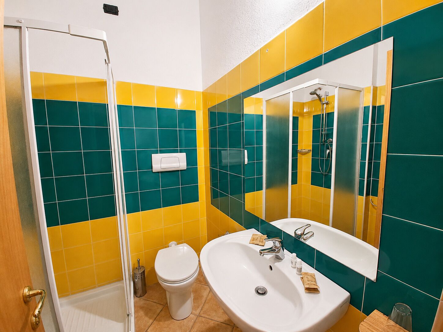 Chambre Triple Confort | Salle de bain | Douche à « effet pluie », articles de toilette gratuits, sèche-cheveux