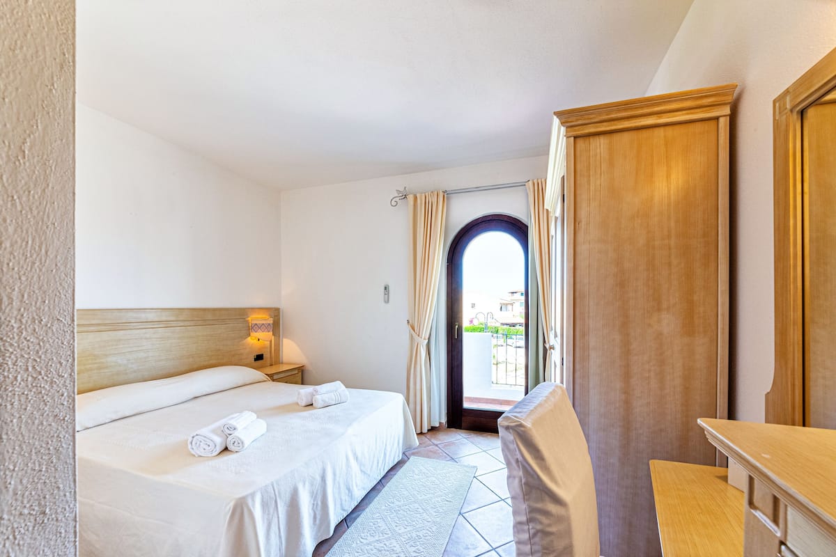 Een minibar, een bureau, gratis wifi, beddengoed