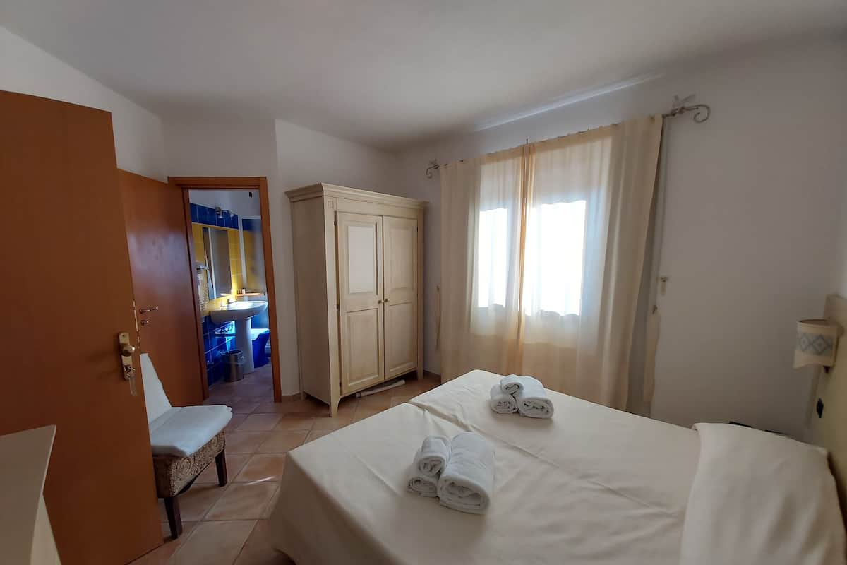 Een minibar, een bureau, gratis wifi, beddengoed