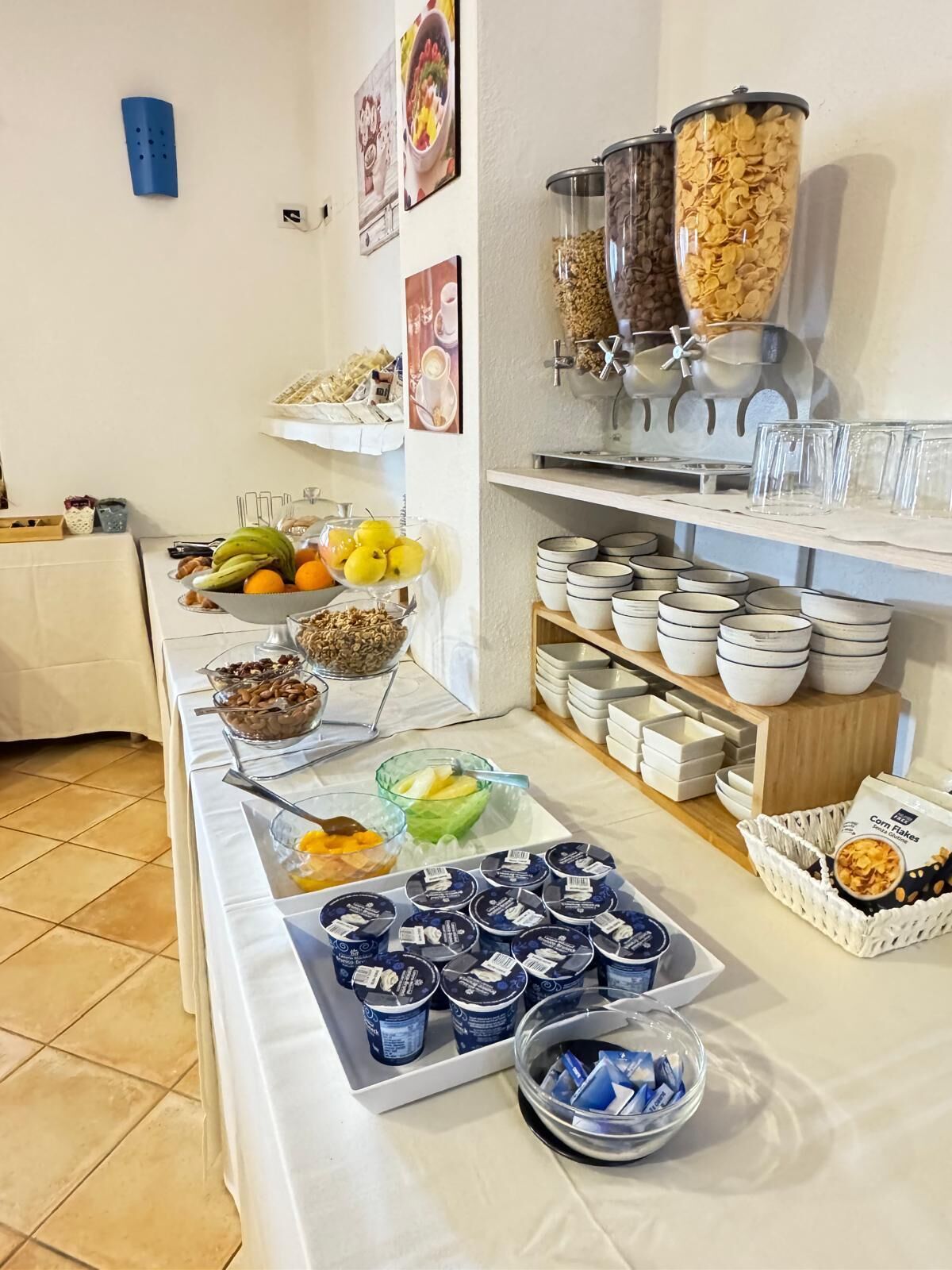 Un buffet proposant une variété d’aliments, notamment des fruits, des céréales et des produits laitiers.